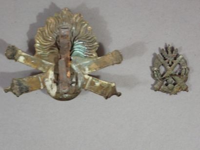 Lot de deux insignes. Un insigne de coiffure...
