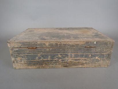 Valise en bois peint vert contenant : 19...