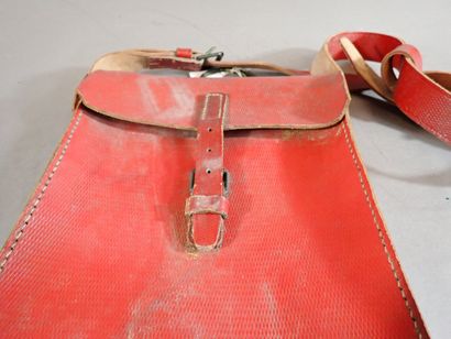 Sacoche de cavalerie de spahis en cuir rouge...