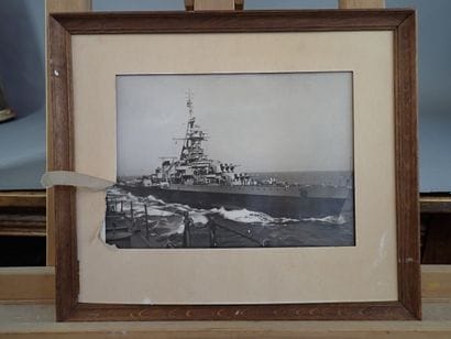 Deux photographies encadrées de navire de...