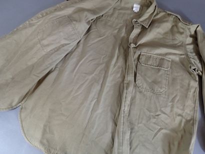 Trois chemises Chino en coton, avec épaulettes....