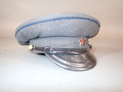 Casquette soviétique en drap gris à passepoil...