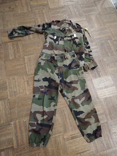 Ensemble veste et pantalon en treillis camouflé...