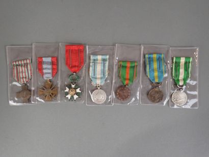 Lot de 7 décorations : Croix de la Légion...