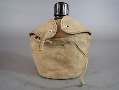 Un bidon Viêt-Cong en aluminium peint avec...