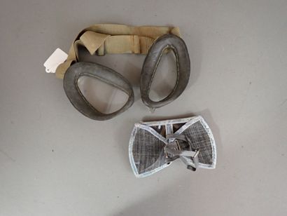 Deux paires de lunettes. Une de motocycliste...