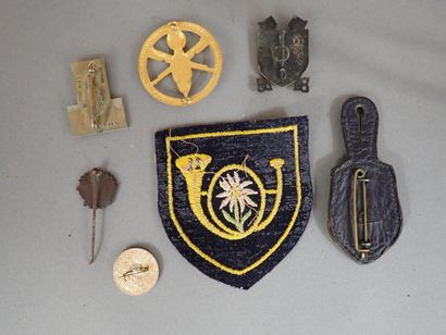 lot d’insignes régimentaires et divers dont...