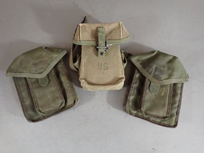Deux porte-chargeurs FAMAS et une pochette...