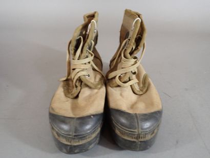 Deux paires de chaussures de brousse (Pataugas)...