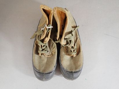 Deux paires de chaussures de brousse en toile...