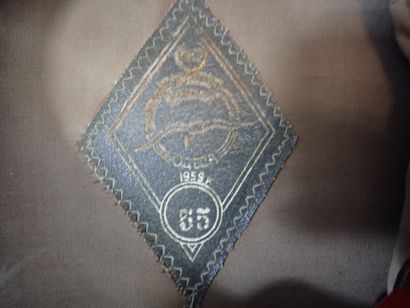 Casquette soviétique en drap vert, avec insigne...