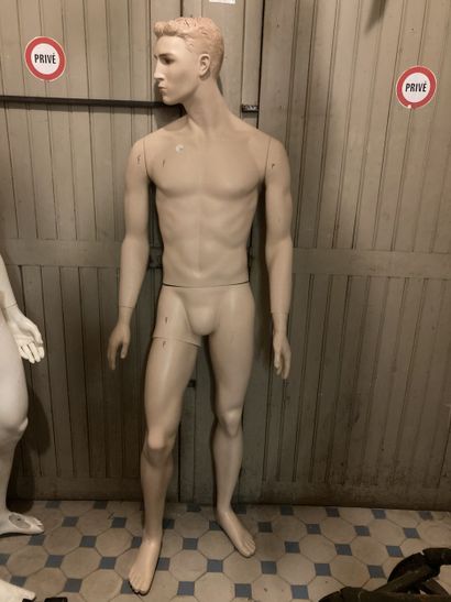 Mannequin homme en résine chair. Griffures...