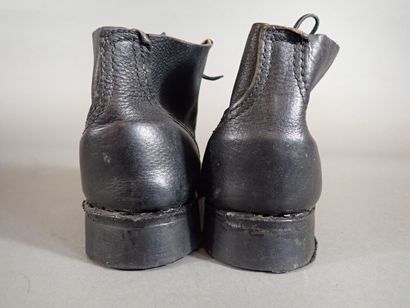 Paire de brodequins soviétiques en cuir noir....