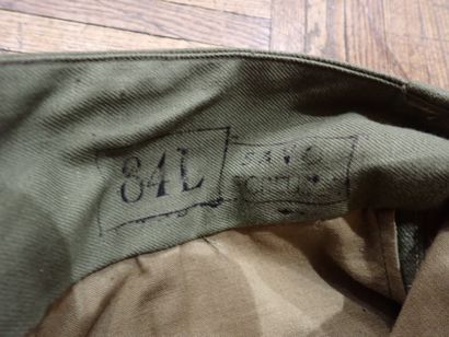 Pantalon modèle 47 en toile verte, tamponné...