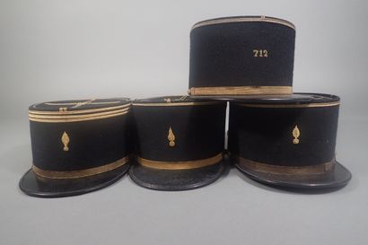 Quatre képis. Trois pour l’artillerie avec...