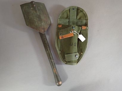 Lot de trois outils individuels : pelle pliante...