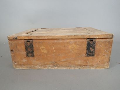 Caisse à munitions allemande en bois doublé...