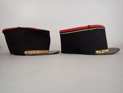 Deux képis modèle 35 d’infanterie. Un sergent...