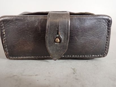 Deux cartouchières en cuir brun. 9,5 x14...