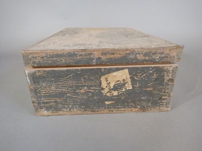 Valise en bois peint vert contenant : 19...