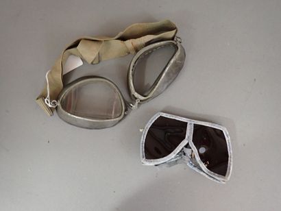 Deux paires de lunettes. Une de motocycliste...