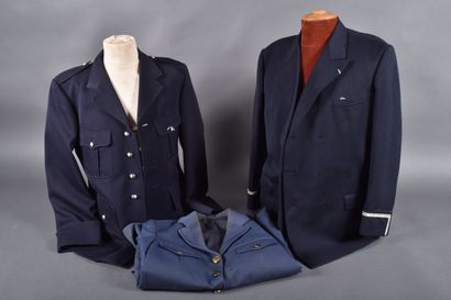 Lot de trois vestes en drap bleu dont une...