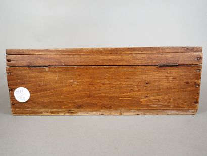 Coffret orné sur le couvercle d’une plaque...