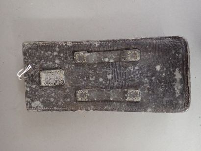 Etui en cuir noirci pour chargeurs de MAT...