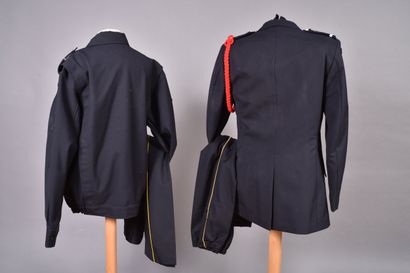 Deux uniformes d’un sous-lieutenant du 16e...