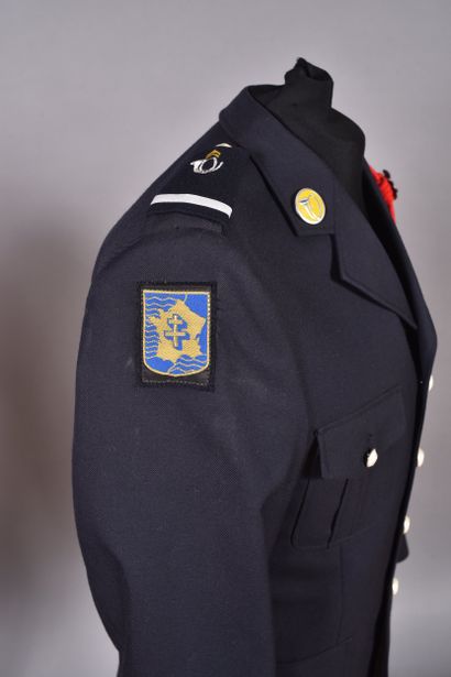 Deux uniformes d’un sous-lieutenant du 16e...