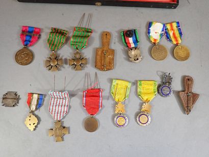 Ensemble de décorations militaires et insignes...