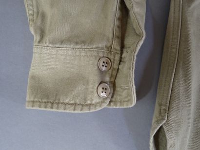 Trois chemises Chino en coton, avec épaulettes....