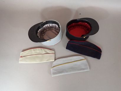Deux képis et trois bonnets de police dont...