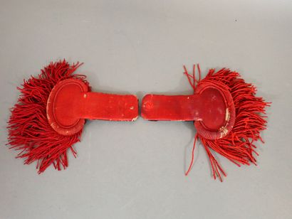 Deux épaulettes en tissu rouge doublé de...