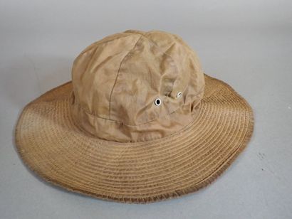 Lot de deux bobs et un chapeau de brousse...