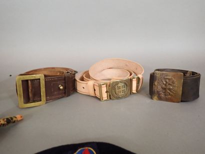 Lot: trois ceinturons en cuir dont un modèle...