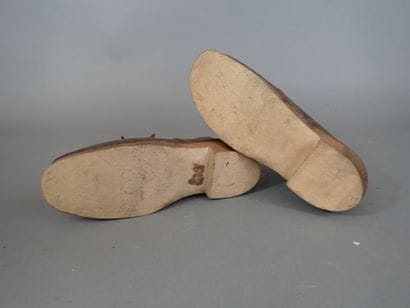 Paire de galoches en cuir à semelle de bois....