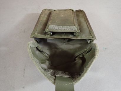 Deux porte-chargeurs FAMAS et une pochette...