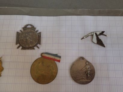 15 insignes de journées 14-18 et divers dont...