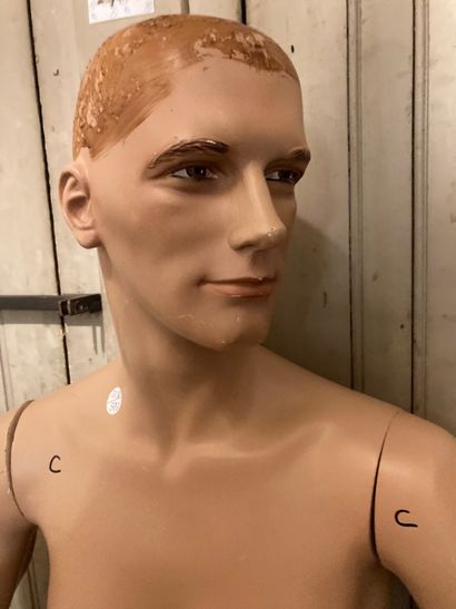 Mannequin homme en résine peinte chair. Fabrication...