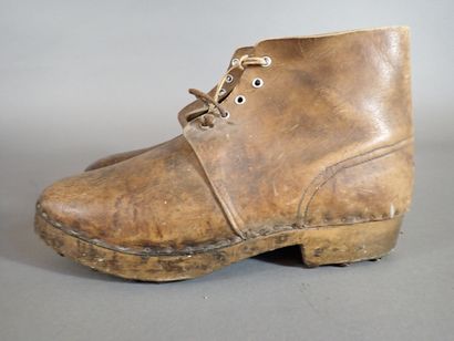 Paire de galoches en cuir brun, à semelle...