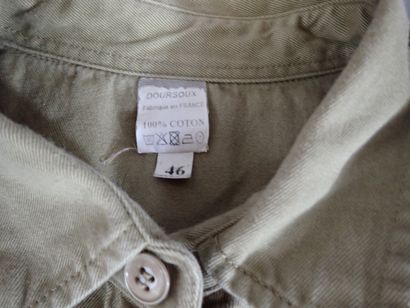 Trois chemises Chino en coton, avec épaulettes....