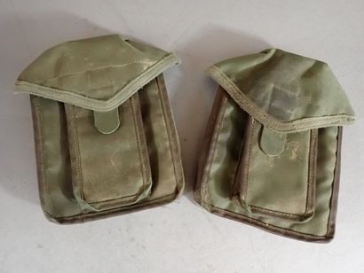 Deux porte-chargeurs FAMAS et une pochette...