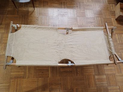Lit de camp dit Picot en bois et toile, avec...