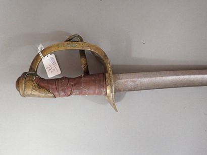 Sabre de cavalerie en mauvais état. Garde...