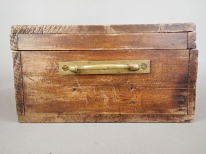 Coffret orné sur le couvercle d’une plaque...
