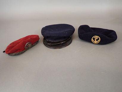 Lotde 3 coiffures: un béret rouge avec insigne...