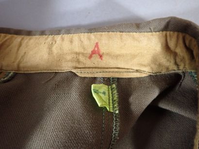 Uniforme soviétique en drap kaki comprenant...