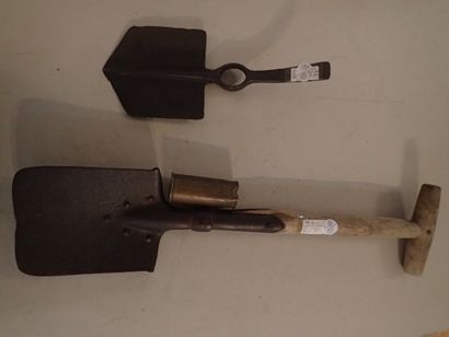 Lot: pelle bêche allemande, le fer daté 1915...