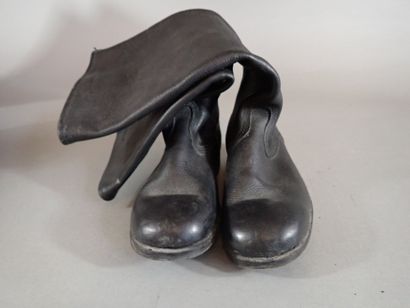 Paire de bottes soviétiques en cuir noir...